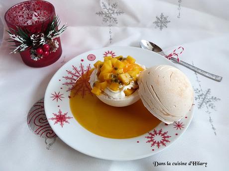 Pavlova sphérique boule de Noël mangue & fruits de la passion et son coulis gélifié / Spherical mago-passion Pavlova like a snowball