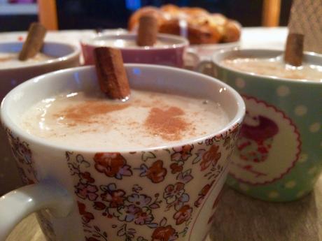 Un goûter de Noël d’enfance démarrant par un Tchaï latte, thé noir aux épices et son nuage de lait