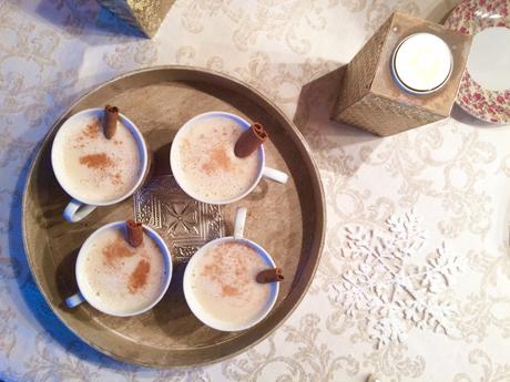 Un goûter de Noël d’enfance démarrant par un Tchaï latte, thé noir aux épices et son nuage de lait