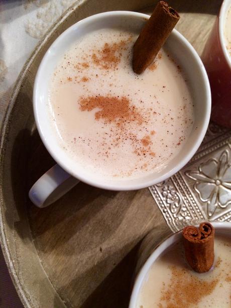 Un goûter de Noël d’enfance démarrant par un Tchaï latte, thé noir aux épices et son nuage de lait