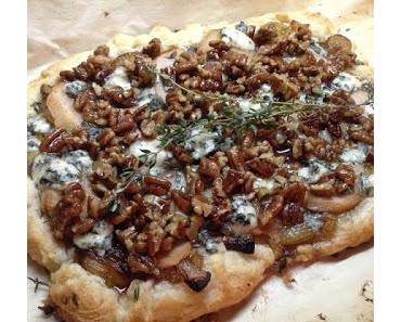 tarte feuilletée aux poires, bleu, pacanes et oignons caramélisés