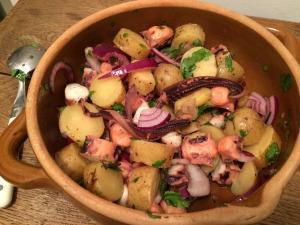 Salade de poulpe, pommes de terre et oignon rouge
