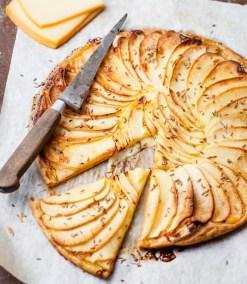 La tarte fine aux pommes et à la raclette : l’essayer, c’est l’adopter