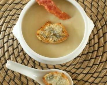 Velouté aux oignons et croûtons au gorgonzola