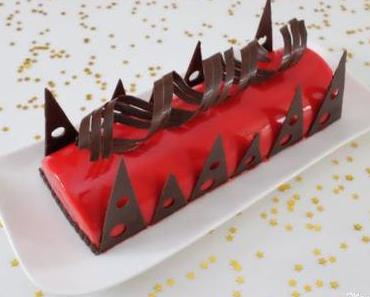 Bûche framboise citron dans sa forêt de sapins