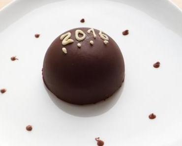 Crème au citron, mousse au chocolat & croustillant dans une coque chocolat