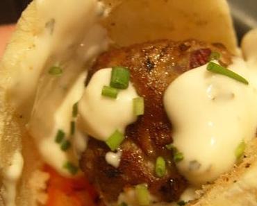 Pain Pita maison farci aux boulettes de viande.