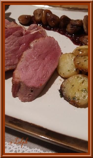 Magret de Canard aux châtaignes sauce aux airelles.