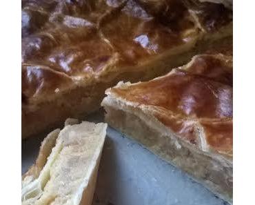 Galette des rois à la frangipane au caramel beurre salé et pommes caramélisées.