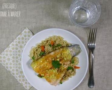 Pavé de saumon épicé en papillote et nouilles chinoises