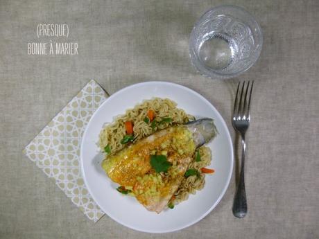 Pavé de saumon épicé en papillote et nouilles chinoises