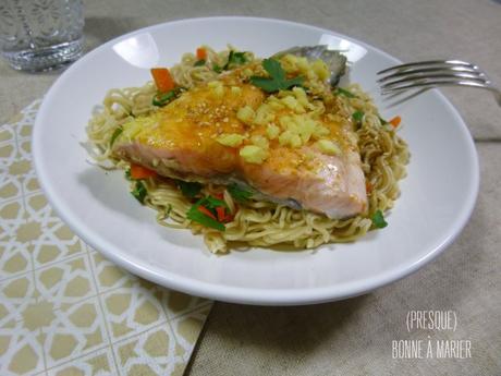 Pavé de saumon épicé en papillote et nouilles chinoises