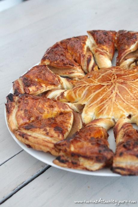 ©www.cuisinedetouslesjours.com - Tarte Soleil à la pomme et aux crêpes dentelles