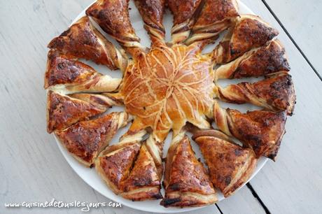 ©www.cuisinedetouslesjours.com - Tarte Soleil à la pomme et aux crêpes dentelles