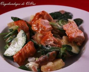 Salade de mâche, pommes de terre, concombre et saumon glacé au miel