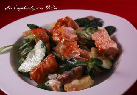 Salade de mâche, pommes de terre, concombre et saumon glacé au miel