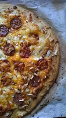 Pizza au chorizo, noisettes et fines herbes.