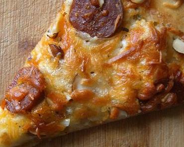 Pizza au chorizo, noisettes et fines herbes.