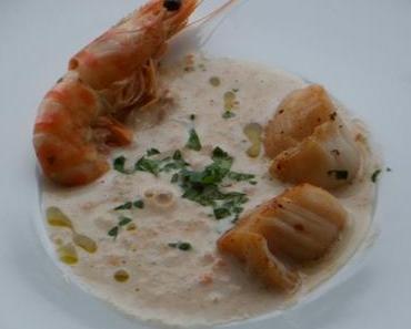 Noix de Saint-Jacques sur une crème marinière aux crevettes sauvages et corail