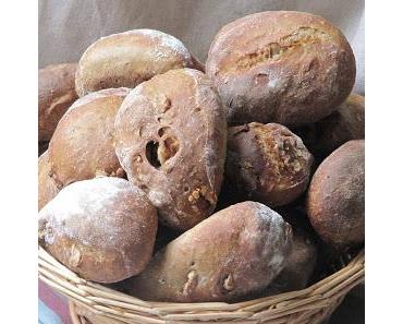 Petits pains au seigle et aux noix