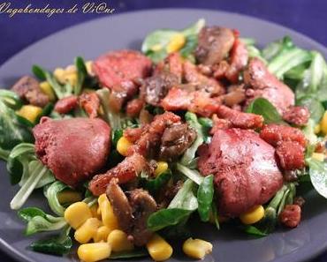 Salade aux foies de volaille, lardons et champignons sur lit de mâche