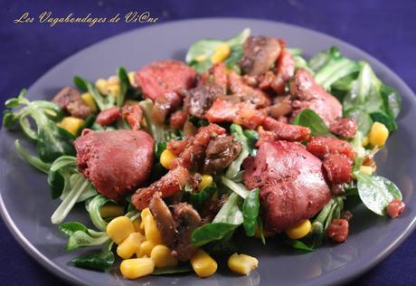 Salade aux foies de volaille, lardons et champignons sur lit de mâche