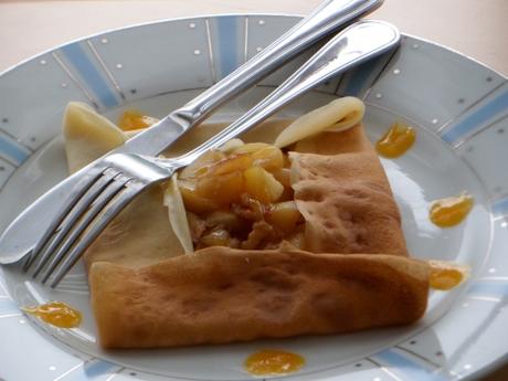 Crêpes, pommes, noix, caramel d'orange