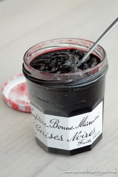 ©www.cuisinedetouslesjours.com - Gâteau de crêpes à la confiture de cerises noires