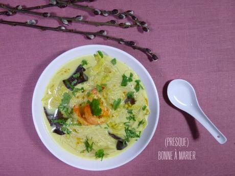 Délicieuse soupe à tendance thaïe aux vermicelles et crevettes