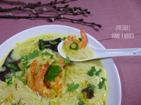 Délicieuse soupe à tendance thaïe aux vermicelles et crevettes