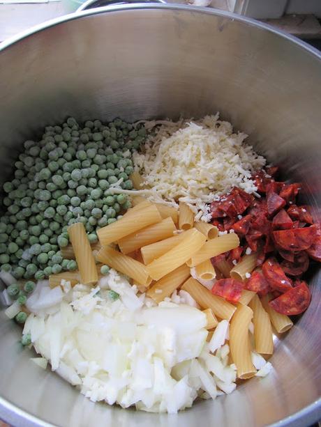 One Pot Pasta au chorizo, petits pois et mozzarella.