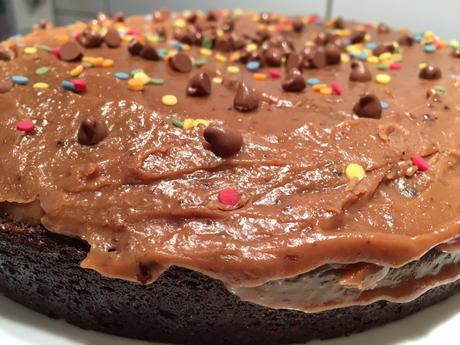 recette de gateau d'anniversaire, gâteau d'anniversaire, gâteau au chocolat, pépites de chocolat au lait, cacao, recette facile de gâteau chocolat