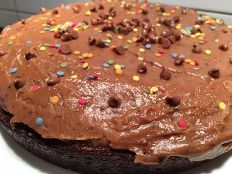 recette de gateau d'anniversaire, gâteau d'anniversaire, gâteau au chocolat, pépites de chocolat au lait, cacao, recette facile de gâteau chocolat