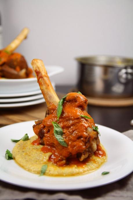 Souris d’agneau, sauce tomate et polenta.