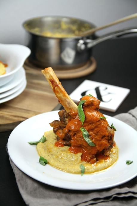 Souris d’agneau, sauce tomate et polenta.