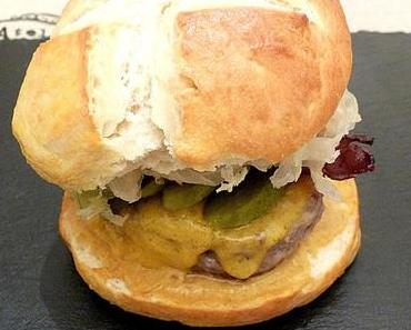 Bretzel burgers à la choucroute, bacon, steak de porc et cheddar / Sauerkraut pretzel burgers