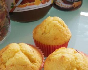 Muffins parfumés à l'amande fourrés confiture