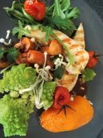 D'ouest en est, poulet grillé au piment d'espelette, mini poivrons confis, champignons à la grecques, et champignons enoki