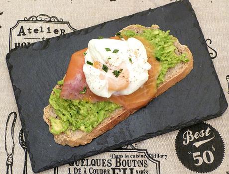 Avocado toast à la truite fumée et à l'oeuf poché / Smoked trout and poached egg avocado toast