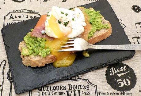 Avocado toast à la truite fumée et à l'oeuf poché / Smoked trout and poached egg avocado toast