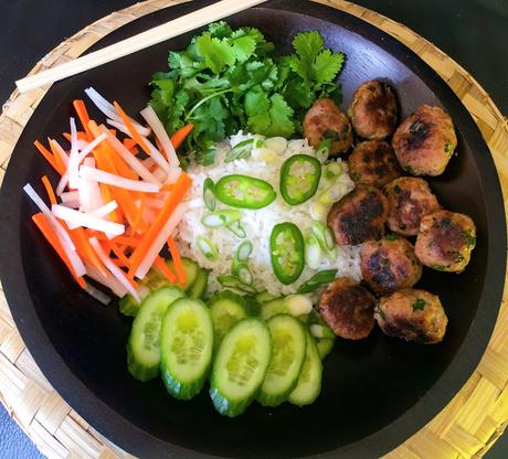 Bánh mì Nem Nướng Sandwich Vietnamien aux Boulettes