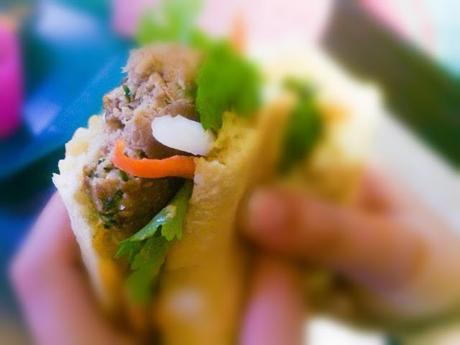 Bánh mì Nem Nướng Sandwich Vietnamien aux Boulettes