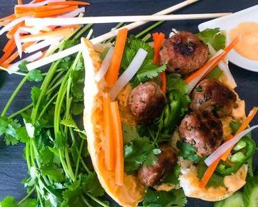 Bánh mì Nem Nướng Sandwich Vietnamien aux Boulettes