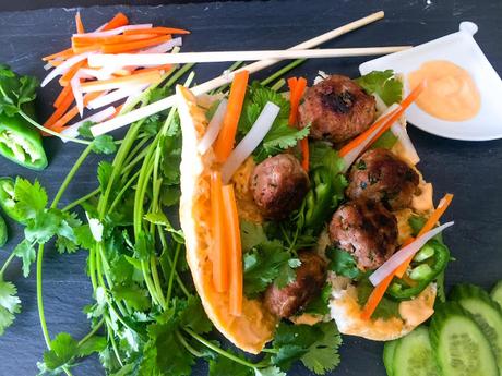 Bánh mì Nem Nướng Sandwich Vietnamien aux Boulettes