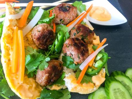 Bánh mì Nem Nướng Sandwich Vietnamien aux Boulettes