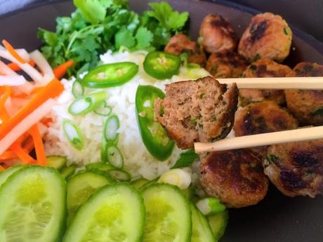 Bánh mì Nem Nướng Sandwich Vietnamien aux Boulettes