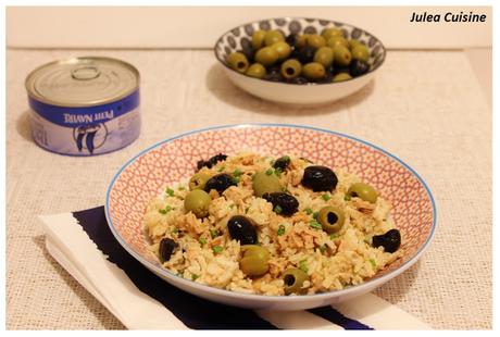 Comme un risotto de riz complet, aux olives noires et vertes et thon au citron