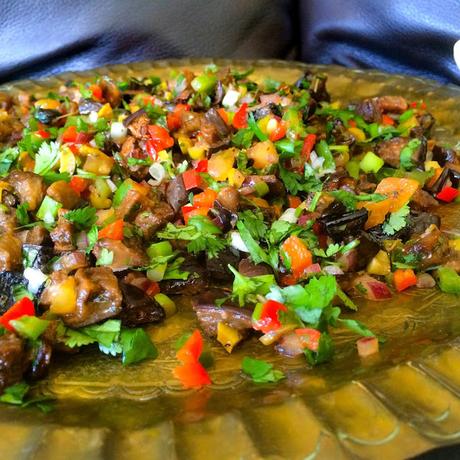 Salade Israelienne d’Aubergine grillées aux Légumes Croquants