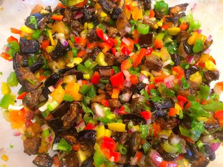 Salade Israelienne d’Aubergine grillées aux Légumes Croquants