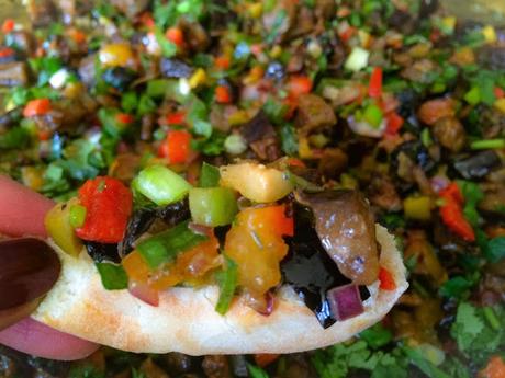 Salade Israelienne d’Aubergine grillées aux Légumes Croquants